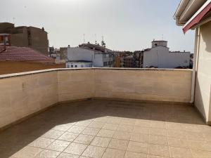 A balcony or terrace at Apartamento LIVING Albacete Centro Még 4 kép