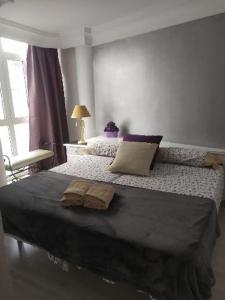 1 dormitorio con 1 cama con 2 almohadas en Apartamento Balcón de Europa 2A, en Nerja