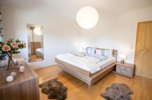 A bed or beds in a room at Ferienwohnung Kienast
