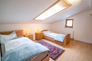 A bed or beds in a room at Ferienwohnung Kienast