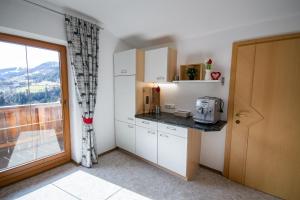 A kitchen or kitchenette at Ferienwohnung Kienast