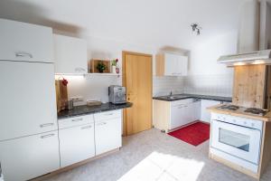 A kitchen or kitchenette at Ferienwohnung Kienast