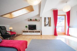 A television and/or entertainment centre at Ferienwohnung Kienast