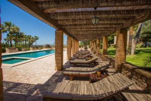 un patio con tumbonas y una piscina en Hotel Rural Son Terrassa en Caʼs Concos