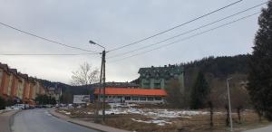 un edificio sul lato di una strada con neve di Apartamenty Krynica Zdrój a Krynica-Zdrój