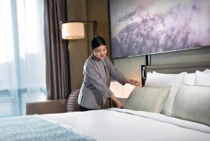 Postel nebo postele na pokoji v ubytování Crowne Plaza Shanghai Pujiang by IHG