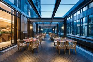 上海建工浦江皇冠假日酒店餐厅或其他用餐的地方