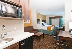 Kuchyň nebo kuchyňský kout v ubytování Holiday Inn Express & Suites San Antonio Frost Bank Center by IHG