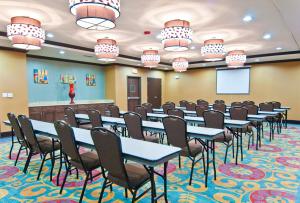 Konferenční prostory v ubytování Holiday Inn Express & Suites San Antonio Frost Bank Center by IHG + 37 fotografií