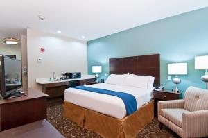 Postel nebo postele na pokoji v ubytování Holiday Inn Express & Suites San Antonio Frost Bank Center by IHG