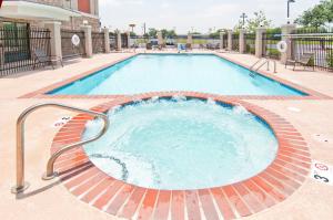 Bazén v ubytování Holiday Inn Express & Suites San Antonio Frost Bank Center by IHG nebo v jeho okolí