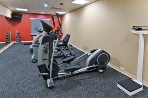 Fitness centrum a/nebo fitness zařízení v ubytování Holiday Inn Express & Suites San Antonio Frost Bank Center by IHG