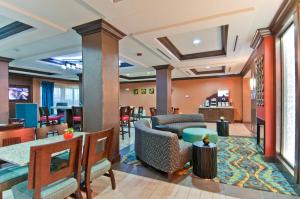 Holiday Inn Express & Suites San Antonio SE by AT&T Center, an IHG Hotel في سان انطونيو: اطلالة على بهو الفندق