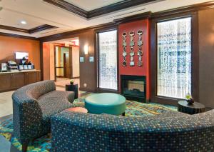 Posezení v ubytování Holiday Inn Express & Suites San Antonio Frost Bank Center by IHG