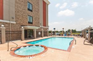 Bazén v ubytování Holiday Inn Express & Suites San Antonio Frost Bank Center by IHG nebo v jeho okolí