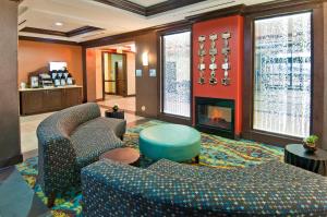 Posezení v ubytování Holiday Inn Express & Suites San Antonio Frost Bank Center by IHG