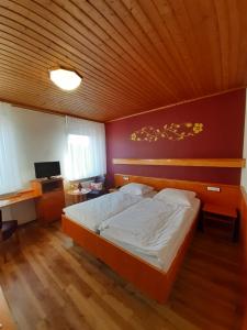 Ein Bett oder Betten in einem Zimmer der Unterkunft Hotel-Gasthof Zum Freigericht