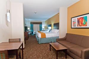 Posezení v ubytování Holiday Inn Express & Suites San Antonio Frost Bank Center by IHG