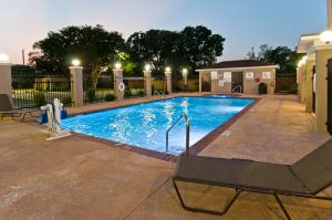 Bazén v ubytování Holiday Inn Express & Suites San Antonio Frost Bank Center by IHG nebo v jeho okolí