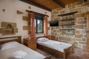 Кровать или кровати в номере Athina Traditional Villa