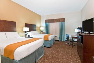 Postel nebo postele na pokoji v ubytování Holiday Inn Express & Suites San Antonio Frost Bank Center by IHG