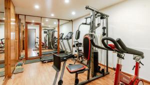 Fitness centrum a/nebo fitness zařízení v ubytování SFO Hotel and Suites
