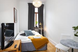 Habitación pequeña con cama y escritorio. en Systrar & Bönor Bed and Breakfast en Trelleborg