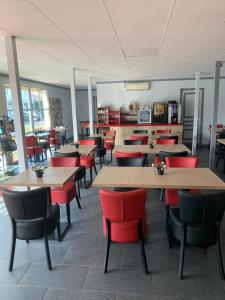 een eetkamer met tafels en stoelen in een restaurant bij Fasthotel Tours Nord in Parçay-Meslay