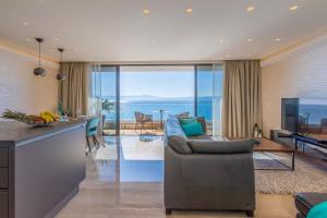 Posedenie v ubytovaní BEACH FRONT VILLA FRAN - DELUXE SEA VIEW SUITE with private jacuzzi # 3
