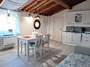 kuchnia ze stołem i krzesłami w pokoju w obiekcie Moraiolo Podere le Bozze con piscina WI-FI w mieście Castagneto Carducci