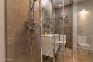 a bathroom with a shower with a sink and a toilet at Moderno y funcional apartamento en el centro-El rastro in Madrid