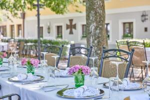 una mesa preparada para una boda con flores en jarrones en Landgasthof Mayr, en Steyr