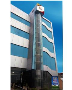ein Gebäude mit einer Uhr oben drauf in der Unterkunft Hotel One DG Khan in Taunsa