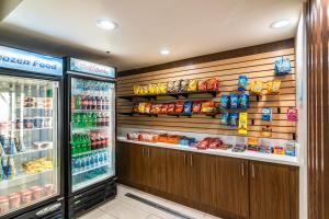 Supermarket nebo jiné obchody v  hotelu nebo okolí