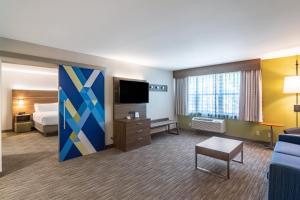TV a/nebo společenská místnost v ubytování Holiday Inn Express & Suites Camarillo by IHG