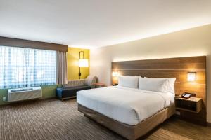 Postel nebo postele na pokoji v ubytování Holiday Inn Express & Suites Camarillo by IHG