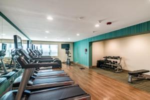 Fitness centrum a/nebo fitness zařízení v ubytování Holiday Inn Express & Suites Camarillo by IHG