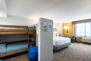 Postel nebo postele na pokoji v ubytování Holiday Inn Express & Suites Camarillo by IHG