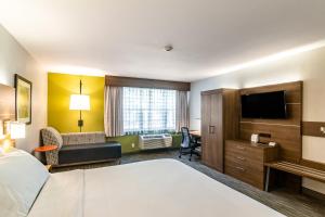 TV a/nebo společenská místnost v ubytování Holiday Inn Express & Suites Camarillo by IHG
