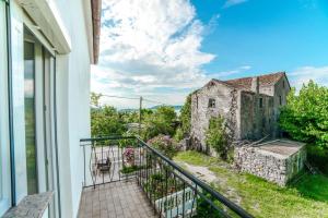 Aussicht vom Balkon eines alten Gebäudes in der Unterkunft Holiday House Predrag in Rab