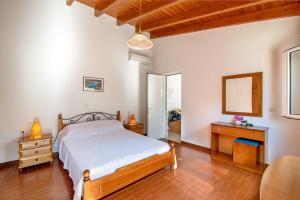 Postel nebo postele na pokoji v ubytování Olympia Paxos Villas & Apartments