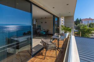 Balkón alebo terasa v ubytovaní BEACH FRONT VILLA FRAN - DELUXE SEA VIEW SUITE with private jacuzzi # 3
