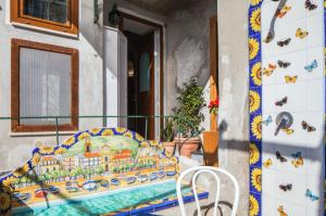 a room with a bed with a painting on the wall at L'ARCO DEI QUATTRO VENTI in Minori