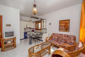 TV a/nebo společenská místnost v ubytování Olympia Paxos Villas & Apartments