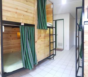 3BU Hostel Baguio - Session-Governor Pack tesisinde bir ranza yatağı veya ranza yatakları
