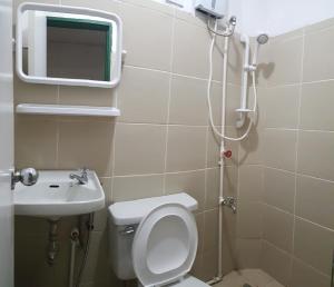 A bathroom at 3BU Hostel Baguio - Session-Governor Pack