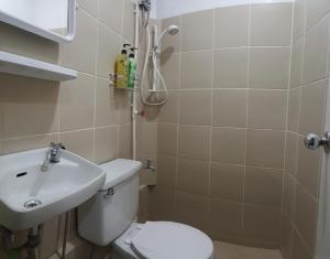 La salle de bains est pourvue de toilettes et d'un lavabo. dans l'établissement 3BU Hostel Baguio - Session-Governor Pack, à Baguio