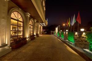 un edificio con luces verdes en una calle por la noche en Hotel MBC Citadel Nashik, en Nashik