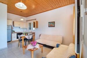 Kuchyň nebo kuchyňský kout v ubytování Olympia Paxos Villas & Apartments