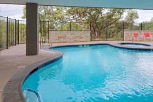Bazén v ubytování Holiday Inn Express & Suites Austin NW - Four Points by IHG nebo v jeho okolí